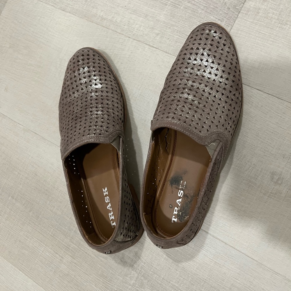 Ladies leather flats in good worn condition.